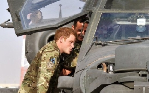 Hoàng tử Apache kiểm tra trực thăng quân sự Apache tại Afghanistan - Ảnh: AFP