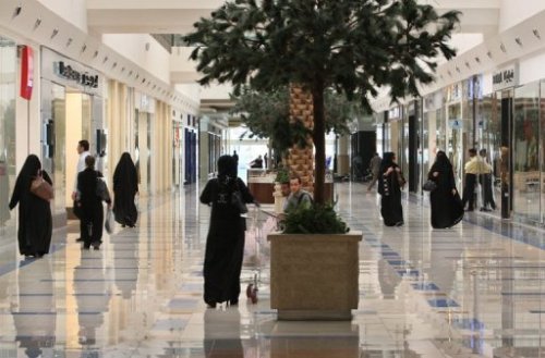 Một trung tâm mua sắm ở Ả Rập Xe Út - Ảnh: AFP