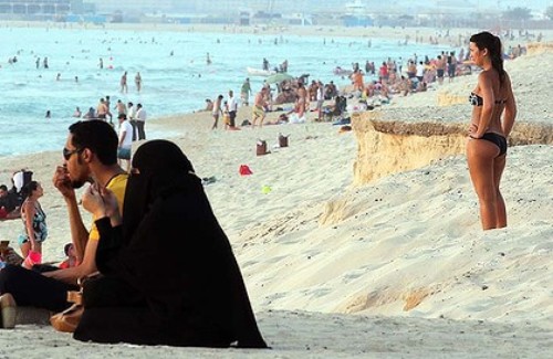Một bãi biển thu hút nhiều khách du lịch nước ngoài của UAE - Ảnh: AFP