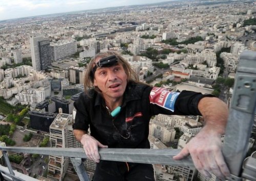 Ảnh Người Nhện Robert chinh phụ tháp First ở Pháp hồi năm 2009 - Ảnh: AFP