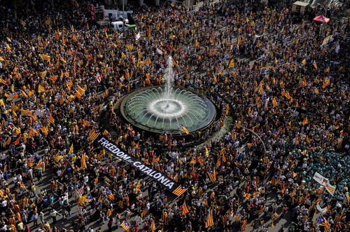 Dân Catalonia rầm rộ xuống đường đòi ly khai khỏi Tây Ban Nha 