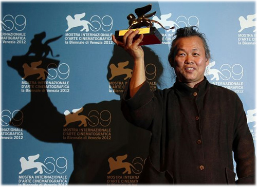 Đạo diễn Hàn Quốc Kim Ki-duk nhận giải Sư tử vàng - Ảnh: Reuters