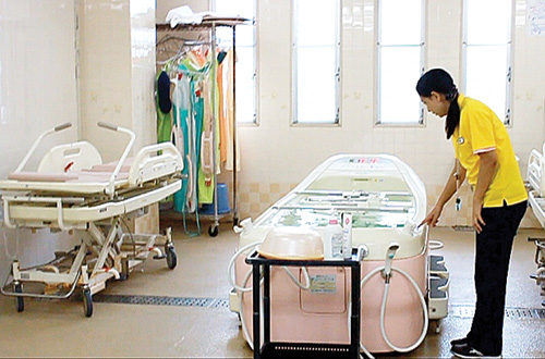 Điều dưỡng viên làm việc tại một cơ sở y tế của Nhật Bản - Ảnh: V.Hà 