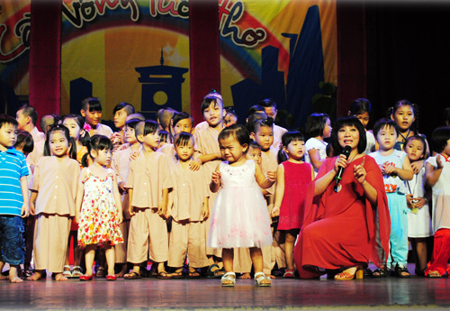 Ca sĩ Cẩm Vân cùng các trẻ mồ côi Chùa Lá trong chương trình Cầu vồng tuổi thơ lần 1 - Ảnh: N.H