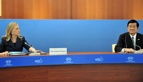 Chủ tịch nước Trương Tấn Sang và Ngoại trưởng Clinton tại Hội nghị APEC - Ảnh: AFP