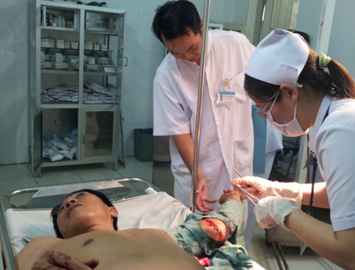 Anh Phúc đang được điều trị tại BV Bà Rịa - Ảnh: Nguyễn Long