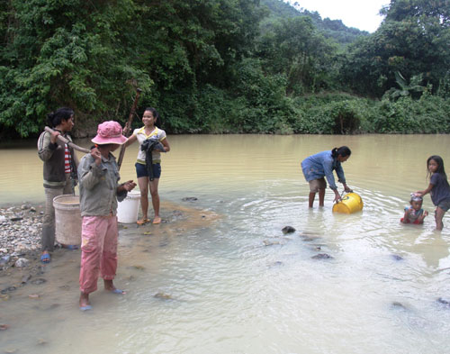 Người dân thôn Gia Răng, xã Khánh Thành (H.Khánh Vĩnh, Khánh Hòa) hàng ngày lấy nước từ con suối chảy qua thôn về sử dụng