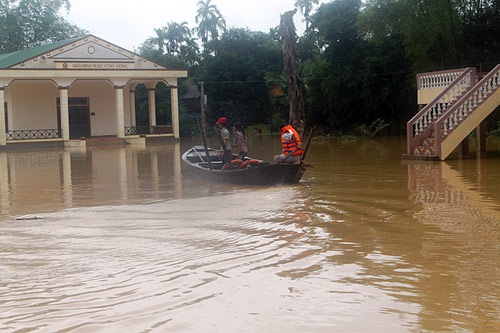 Hàng ngàn hộ dân bị mưa lũ cô lập