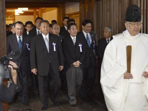 Hai bộ trưởng Nhật thăm đền Yasukuni