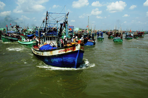 Đội tàu đánh bắt xa bờ ở thị trấn Sông Đốc (H.Trần Văn Thời, Cà Mau) xuất bến ra khơi 