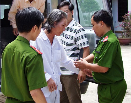 Cán bộ Phòng PC 52 Quảng Bình dẫn giải đối tượng bỏ trốn 32 năm