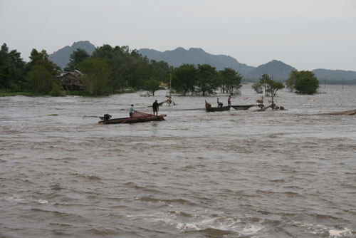 Kéo lưới mùa lũ tại H.Tịnh Biên, An Giang