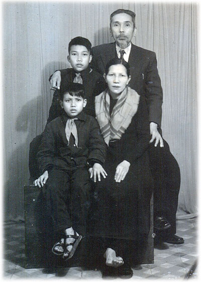 Phan Khôi chụp chung với gia đình tại Hà Nội (năm 1956)