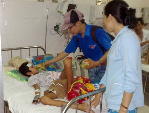 Các thành viên trong nhóm tình nguyện của Quốc Trung đến thăm các bệnh nhi tại bệnh viện