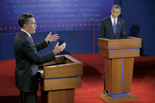 Ứng viên Romney (trái) và ông Obama tranh luận