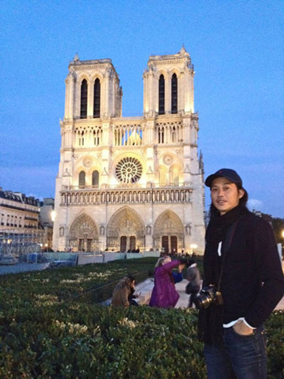 Nghệ sĩ Hoài Linh tại nhà thờ Đức Bà ở Paris - Pháp