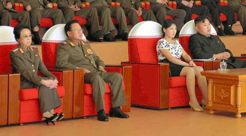 Bà Kim Kyong Hui (bìa trái) cùng các nhà lãnh đạo Triều Tiên dự khán một chương trình ca ngợi cuộc đời cố lãnh đạo Kim Jong-il