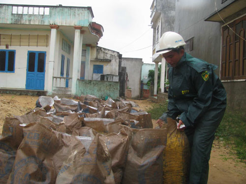 Dân quân xã Nhơn Lý (TP.Quy Nhơn) giúp người dân vận chuyển cát để chằng chống nhà cửa