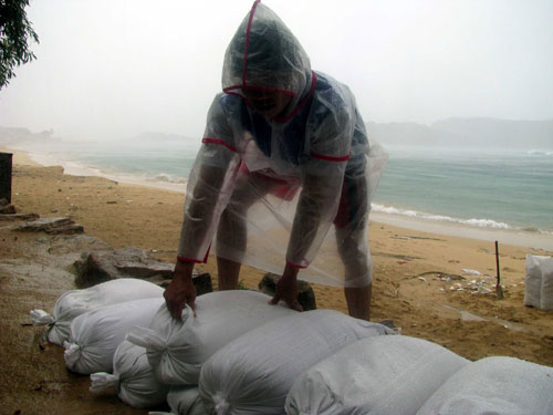 Ngư dân ven biển tỉnh Bình Định dùng bao tải cát làm kè chắn triều cường