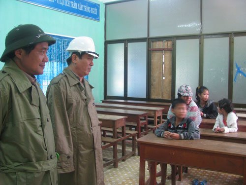 Lãnh dạo Tỉnh ủy Bình Đinh, Thành ủy Quy Nhơn thăm một địa điểm sơ tán dân tại xã Nhơn Hải