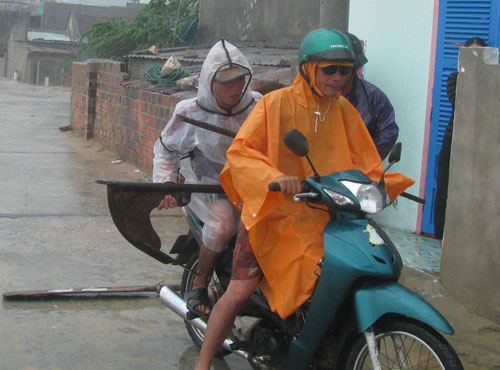 Người dân xã Nhơn Hải (TP.Quy Nhơn) di dời tài sản đến nơi an toàn