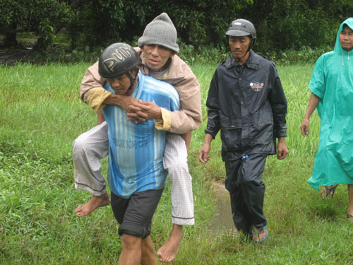 Lực lượng xung kích xã Xuân Lộc, TX Sông Cầu đưa ông Nguyễn Thành Đôn (64 tuổi) bị bãi liệt đến nơi trú bão an toàn