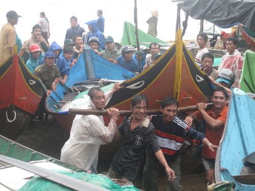 Huy động 45 đoàn viên thanh niên, dân quân xã An Hải giúp đỡ người dân di chuyển tàu thuyền