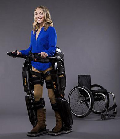 Một người khuyết tật đi lại với chiếc chân robot 