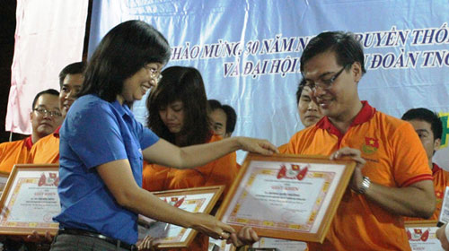 Chị Trần Thị Diệu Thúy - phó bí thư Thành đoàn TP.HCM - trao bằng khen cho các thủ lĩnh thanh niên tiêu biểu