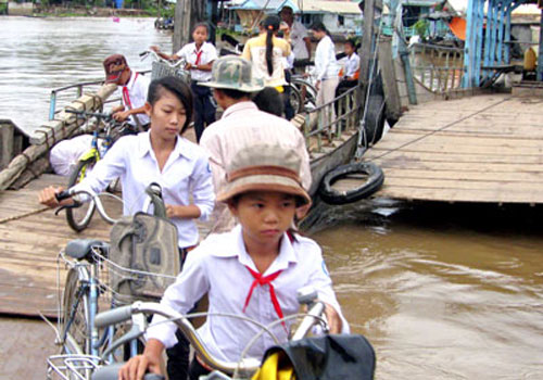 Học sinh Việt kiều Campuchia đi phà sang học ở xã Khánh An, huyện An Phú, tỉnh An Giang