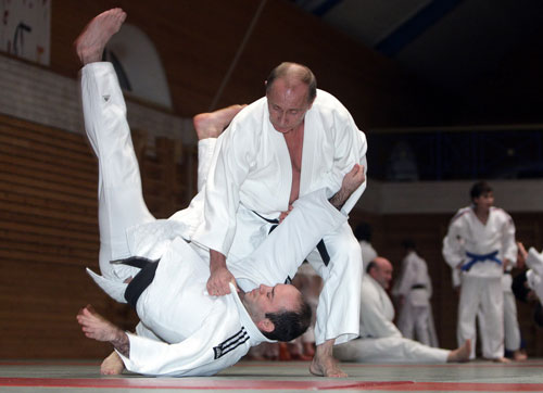 Ông Putin (phải) trong một buổi tập judo 