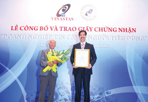 Ông Đoàn Phương - Chủ tịch Hội Tiêu chuẩn và Bảo vệ người tiêu dùng Việt Nam - trao Giấy chứng nhận “Doanh nghiệp tin cậy vì người tiêu dùng” cho đại diện Vinamilk