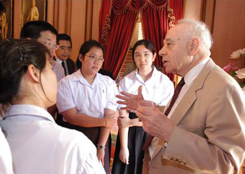 Chủ nhân giải Nobel Hóa học 1985 Jerome Karle trao đổi với sinh viên Thái Lan