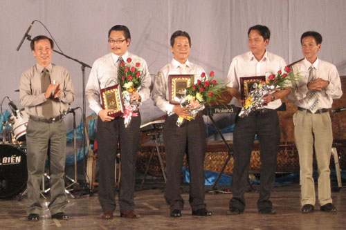Tổng biên tập Báo Thanh Niên Nguyễn Quang Thông trao kỷ niệm chương cho các nhà tài trợ 