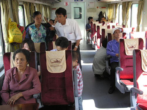Tàu hỏa giảm giá toa ngồi mềm đoàn tàu khách du lịch SQN1/2 tuyến Sài Gòn - Quy Nhơn và ngược lại