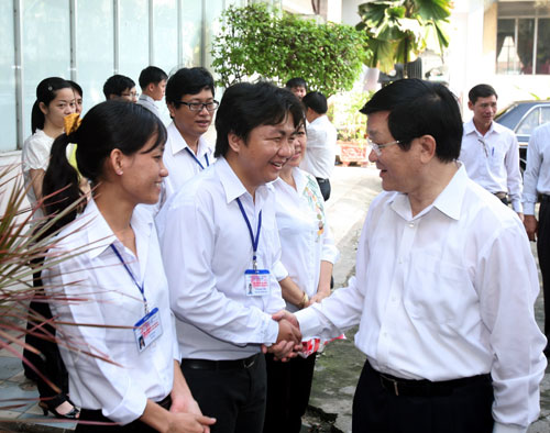 Chủ tịch nước Trương Tấn Sang (phải) gặp gỡ cử tri TP.HCM sáng nay