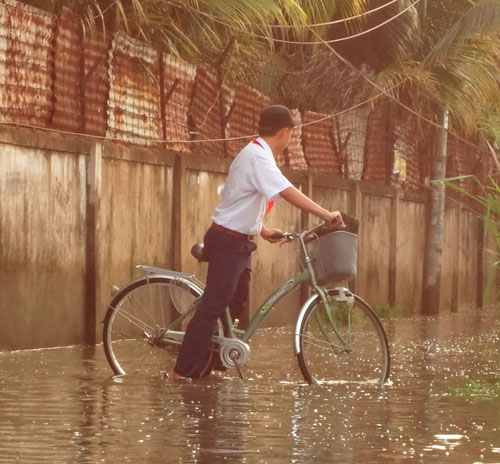 Học sinh bì bõm trong biển nước để đến trường vào sáng nay 2