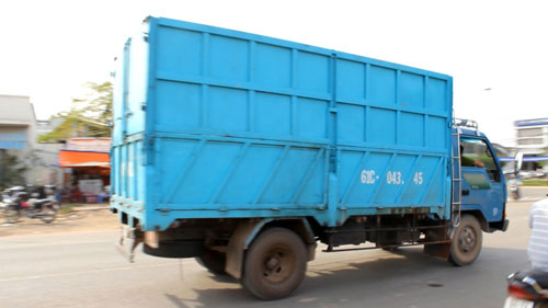 Xe tải chở rác thải công nghiệp đi đổ bậy