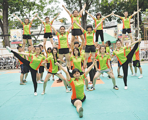 Bạn trẻ tham gia môn cheerleading tại Nhà văn hóa Thanh niên TP.HCM