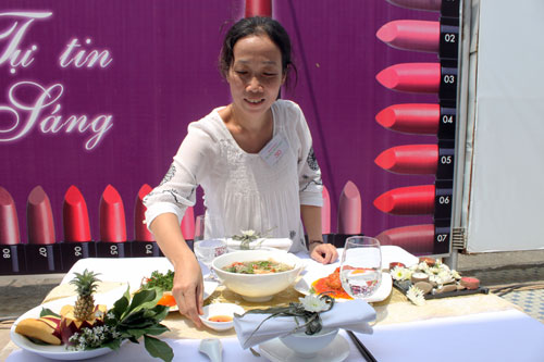 Với chủ đề “Hương vị quê nhà”, cách bài trí bàn ăn có vẻ dung dị mà dễ thương của chị Đinh Hữu Thị Khánh Trang đã giành được giải nhất