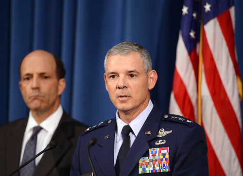Chỉ huy Lực lượng Mỹ ở Nhật Salvatore Angelella (phải) và Đại sứ Mỹ John Roos trong buổi phát biểu tại Tokyo ngày 19.10