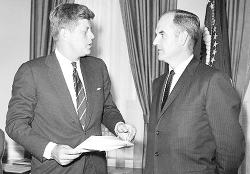 Ông McGovern (phải) trong một lần gặp gỡ Tổng thống Mỹ John F. Kennedy 