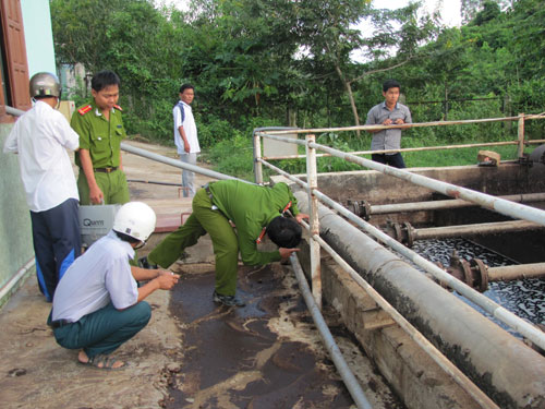 Lực lượng cảnh sát phòng chống tội phạm về môi trường Công an tỉnh Phú Yên đang kiểm tra bãi rác thải Thọ Vức