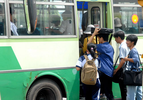 Đi xe buýt đến trường đang là một giải pháp tiết kiệm tiền xăng của nhiều SV