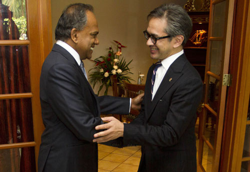 Hai ngoại trưởng của Singapore (trái) và Indonesia tại cuộc gặp song phương ở Yogyakarta 