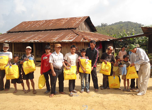 Giúp người dân Lào