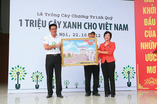Đại diện Ban giám hiệu Trường THPT chuyên Amsterdam tặng quà lưu niệm cho Ban tổ chức Chương trình Quỹ 1 triệu cây xanh cho Việt Nam