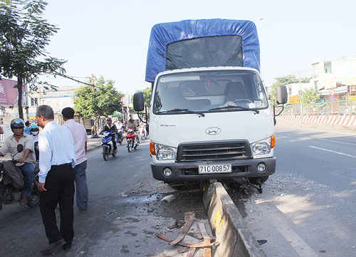 Mất lái, xe tải cày dải phân cách