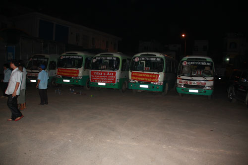 14 xe buýt treo băng rôn đậu tại Trung tâm điều hành vận tải hành khách công cộng   1