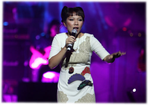 Ca sĩ Trần Thu Hà trong một chương trình của In the spotlight